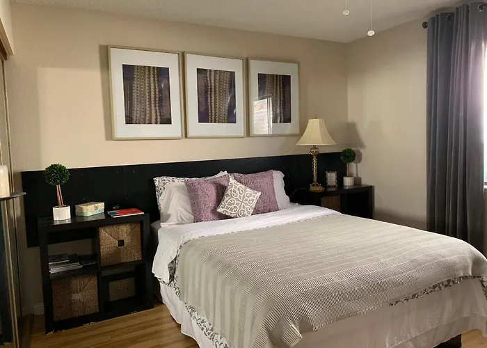 Le Noir, A Private Bedroom With A Private Entrance - Shared Bathroom