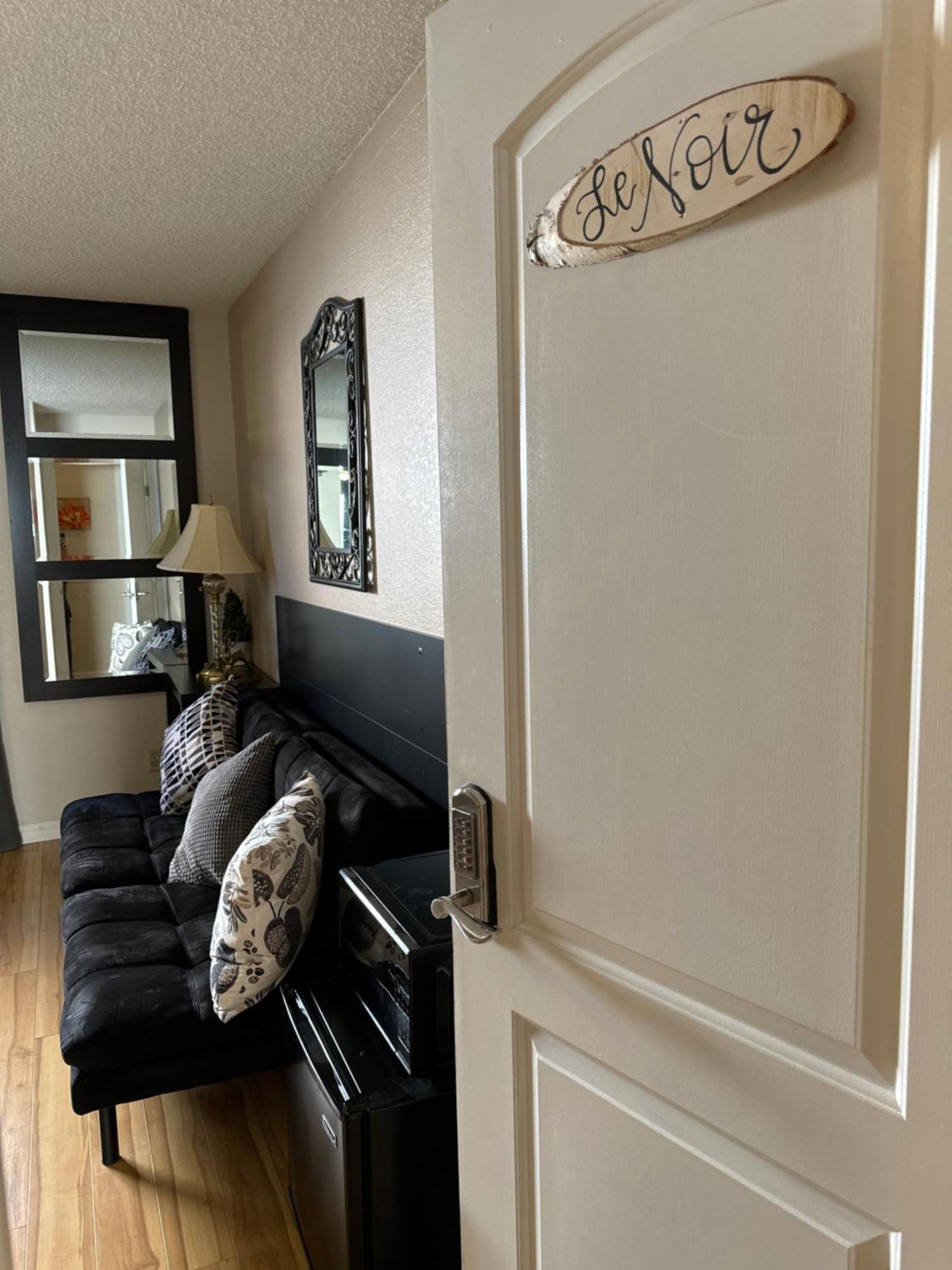 Séjour chez l'habitant Le Noir, A Private Bedroom With A Private Entrance - Shared Bathroom