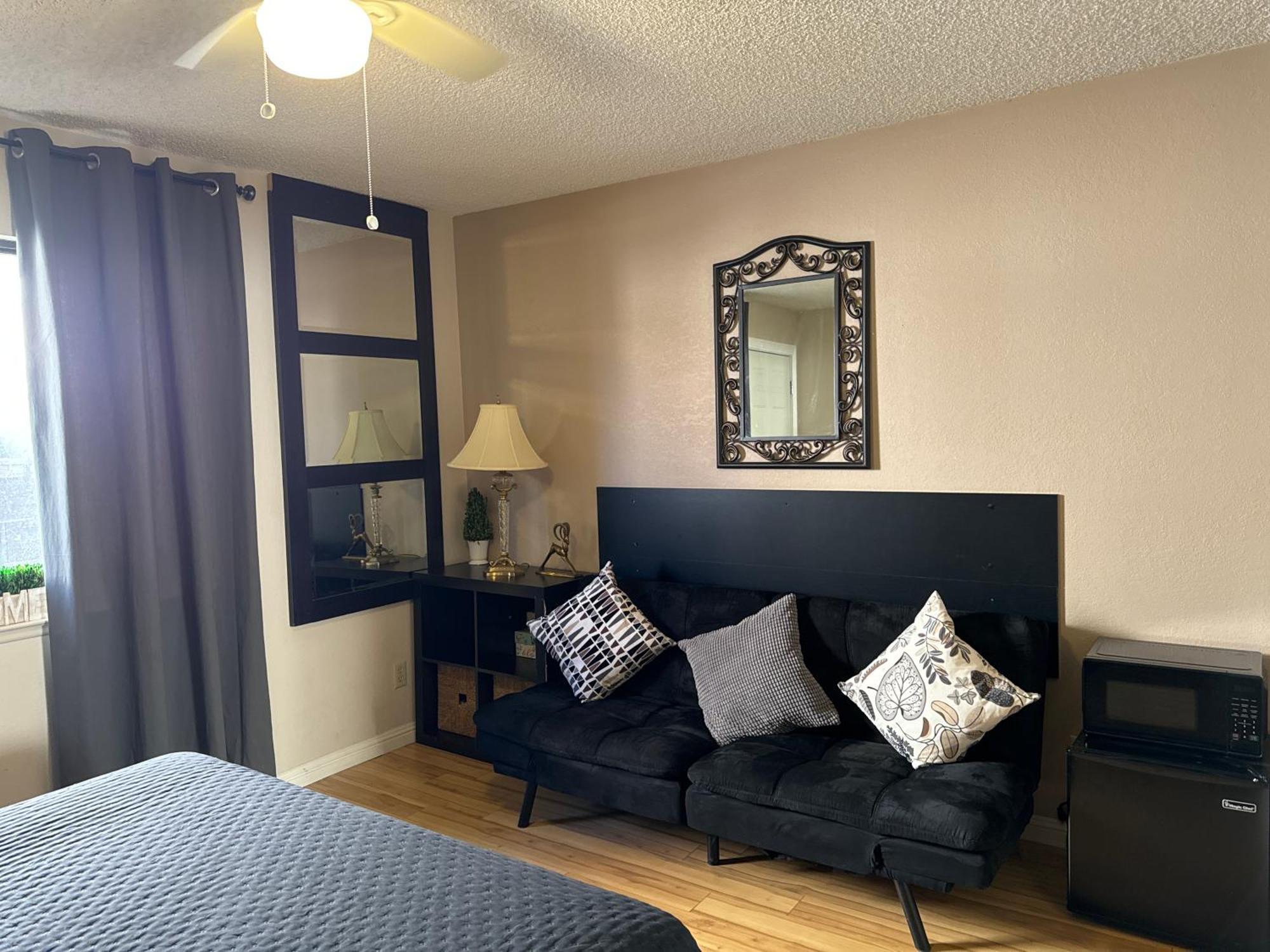 Le Noir, A Private Bedroom With A Private Entrance - Shared Bathroom Séjour chez l'habitant Las Vegas