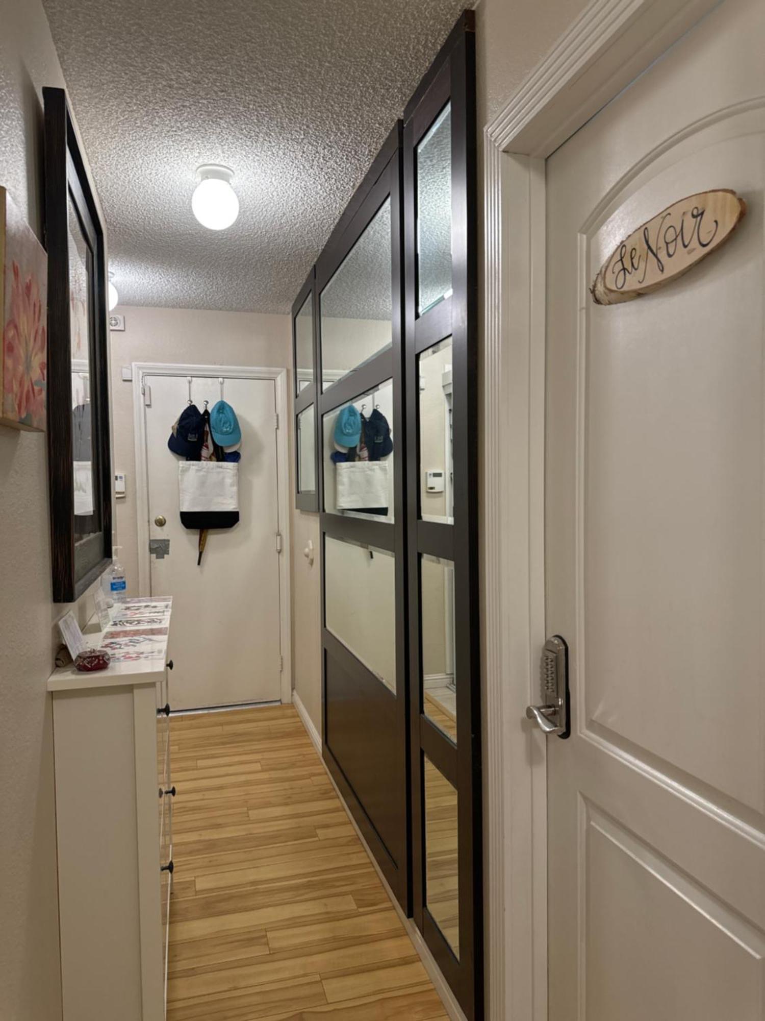 Le Noir, A Private Bedroom With A Private Entrance - Shared Bathroom Séjour chez l'habitant