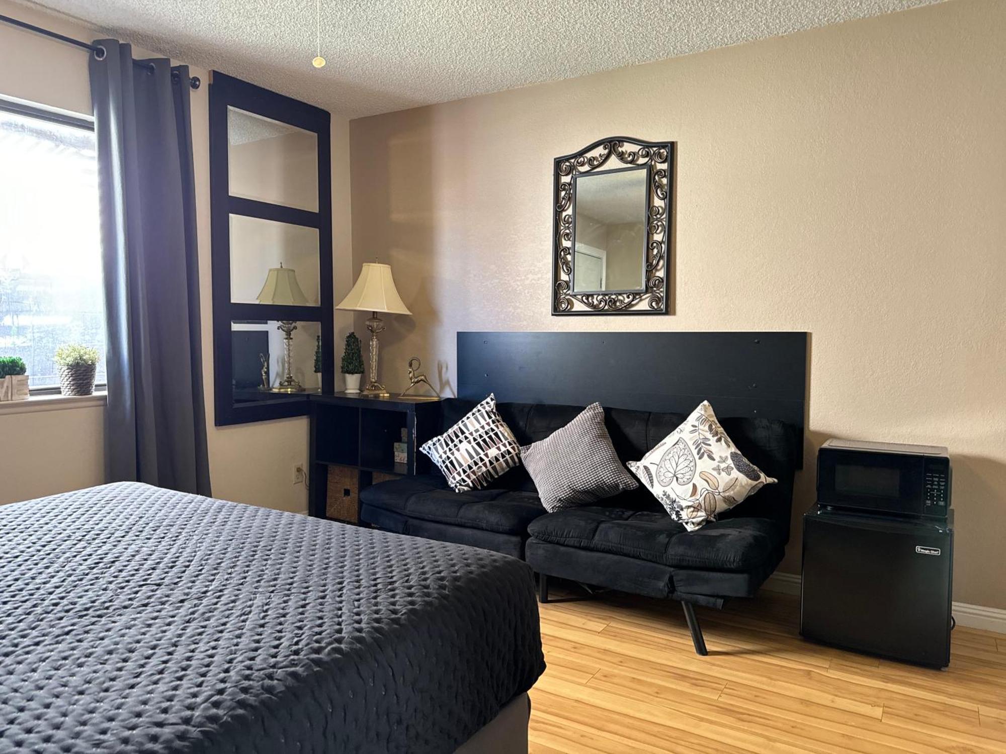 Séjour chez l'habitant Le Noir, A Private Bedroom With A Private Entrance - Shared Bathroom Las Vegas
